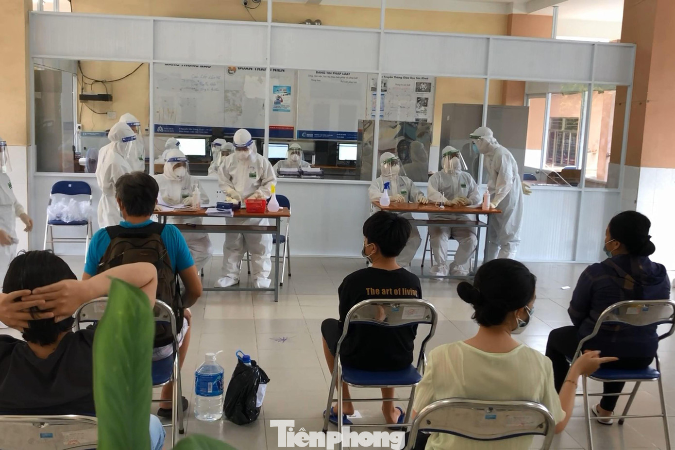 Ngay khu vực đón bệnh nhân, chỗ để hành lý, ghế ngồi giãn cách cho bệnh nhân có ghi số thứ tự đã bố trí xong. Ngay khu vực đón bệnh nhân, chỗ để hành lý, ghế ngồi giãn cách cho bệnh nhân có ghi số thứ tự đã bố trí xong.