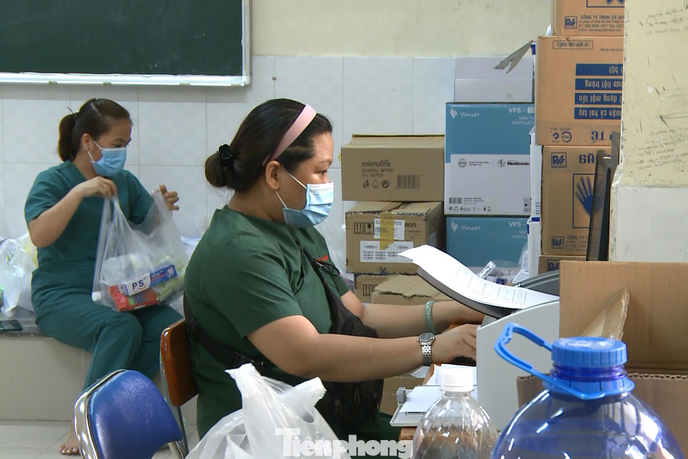 Các nữ điều dưỡng đang hối hả chuẩn bị đồ dùng cá nhân cho từng người bệnh. Các nữ điều dưỡng đang hối hả chuẩn bị đồ dùng cá nhân cho từng người bệnh.