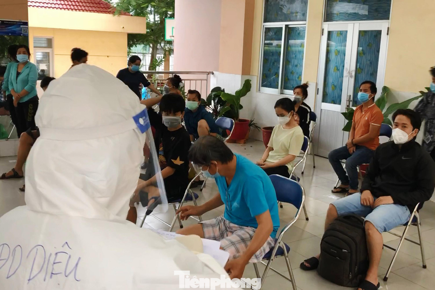 Hiện phòng cấp cứu tại khu cách ly này đã có 10 giường, 5 máy tạo ô xy phục vụ cho bệnh nhân thở ô xy cùng với cơ số thuốc, vật tư cần thiết. Hiện phòng cấp cứu tại khu cách ly này đã có 10 giường, 5 máy tạo ô xy phục vụ cho bệnh nhân thở ô xy cùng với cơ số thuốc, vật tư cần thiết.