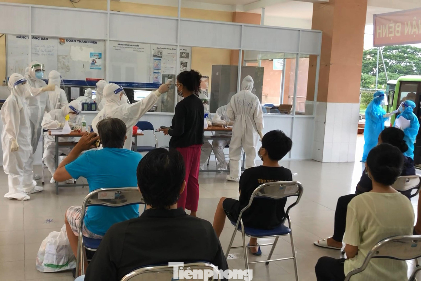 Sát trước giờ đón bệnh, Bác sỹ Trần Thị Kim Oanh, Khoa Nội nhiễm Bệnh viện Quận Tân Phú, tập hợp các đồng nghiệp của mình phổ biến lần cuối nhiệm vụ của các thành viên trong quá trình tiếp nhận bệnh nhân. Sát trước giờ đón bệnh, Bác sỹ Trần Thị Kim Oanh, Khoa Nội nhiễm Bệnh viện Quận Tân Phú, tập hợp các đồng nghiệp của mình phổ biến lần cuối nhiệm vụ của các thành viên trong quá trình tiếp nhận bệnh nhân.