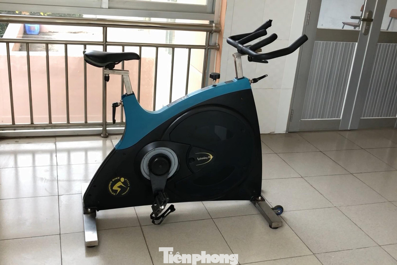 Các thiết bị tập thể dục được trang bị ở dọc hành lang trường học để bệnh nhân có thể tập thể dục, hít khí trời trong thời gian cách ly điều trị. Các thiết bị tập thể dục được trang bị ở dọc hành lang trường học để bệnh nhân có thể tập thể dục, hít khí trời trong thời gian cách ly điều trị.