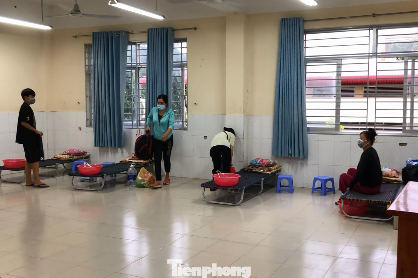 Xe chở bệnh nhân tiến vào khu cách ly, sau đó từng bệnh nhân được gọi tên theo danh sách đã chuẩn bị sẵn rời xe lên khu vực tiếp nhận để thực hiện thủ tục. Xe chở bệnh nhân tiến vào khu cách ly, sau đó từng bệnh nhân được gọi tên theo danh sách đã chuẩn bị sẵn rời xe lên khu vực tiếp nhận để thực hiện thủ tục.