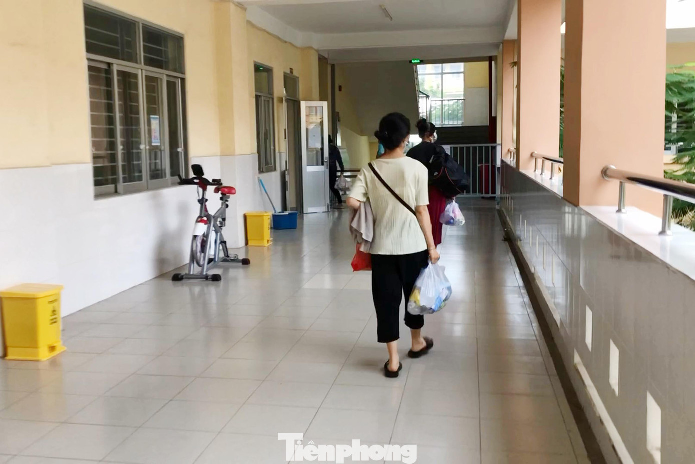 Sau khi hoàn tất thủ tục ở khu vực nhận bệnh, từng nhóm 5 bệnh nhân mang đồ dùng cá nhân của mình rồi về phòng bệnh. Sau khi hoàn tất thủ tục ở khu vực nhận bệnh, từng nhóm 5 bệnh nhân mang đồ dùng cá nhân của mình rồi về phòng bệnh.