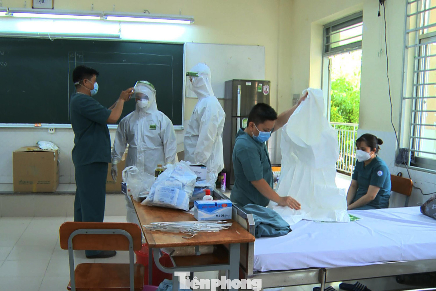 Tại khu cách ly trường Lê Trọng Tấn, phòng bệnh nhân khá rộng, mổi phòng tối thiểu 6 bệnh nhân, có quạt trần, mổi bệnh nhân có một giường xếp, thau giặt, móc phơi đồ đã chuẩn bị sẳn cho bệnh nhân ở đây. Tại khu cách ly trường Lê Trọng Tấn, phòng bệnh nhân khá rộng, mổi phòng tối thiểu 6 bệnh nhân, có quạt trần, mổi bệnh nhân có một giường xếp, thau giặt, móc phơi đồ đã chuẩn bị sẳn cho bệnh nhân ở đây.