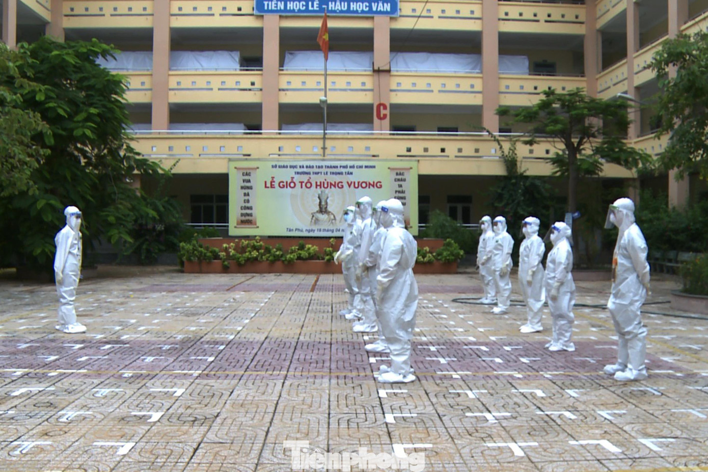 Khu cách ly tập trung sử dụng cơ sở vật chất của trường THPT Lê Trọng Tấn, số 5 Đường D2, phường Sơn Kỳ quận Tân Phú, TPHCM với quy mô 600 giường, được trang bị nhiều thiết bị y tế, thể thao. Khu cách ly tập trung sử dụng cơ sở vật chất của trường THPT Lê Trọng Tấn, số 5 Đường D2, phường Sơn Kỳ quận Tân Phú, TPHCM với quy mô 600 giường, được trang bị nhiều thiết bị y tế, thể thao.