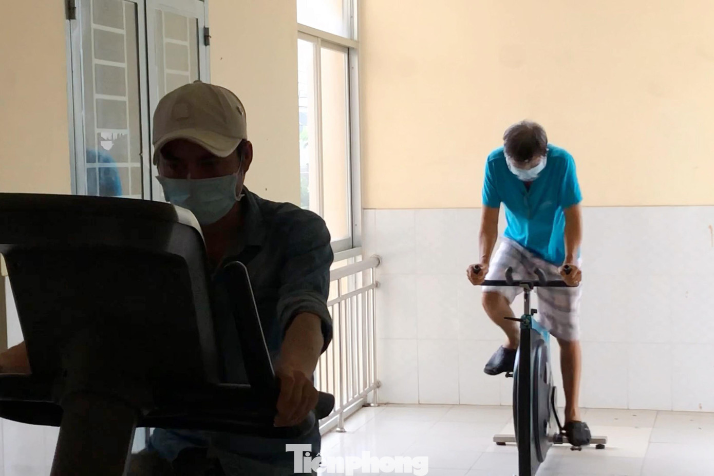 Có những bệnh nhân vừa mới làm thủ tục vào xong đã ra khu vực sảnh để tập thể dục. Có những bệnh nhân vừa mới làm thủ tục vào xong đã ra khu vực sảnh để tập thể dục.