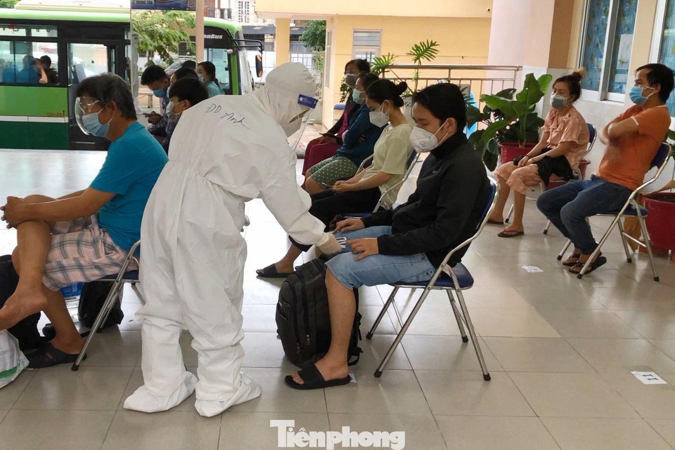 Bác sỹ Lương Văn Sinh, Phó Giám đốc bệnh viện quận Tân Phú, đơn vị chịu trách nhiệm chính tại khu cách ly cho biết, khu cách ly tập trung F0 của quận có qui mô 600 giường, gồm 2 cơ sở là 2 trường học nằm sát bên nhau gồm trường THCS Tôn Thất Tùng và trường THPT Lê Trọng Tấn. Bác sỹ Lương Văn Sinh, Phó Giám đốc bệnh viện quận Tân Phú, đơn vị chịu trách nhiệm chính tại khu cách ly cho biết, khu cách ly tập trung F0 của quận có qui mô 600 giường, gồm 2 cơ sở là 2 trường học nằm sát bên nhau gồm trường THCS Tôn Thất Tùng và trường THPT Lê Trọng Tấn.
