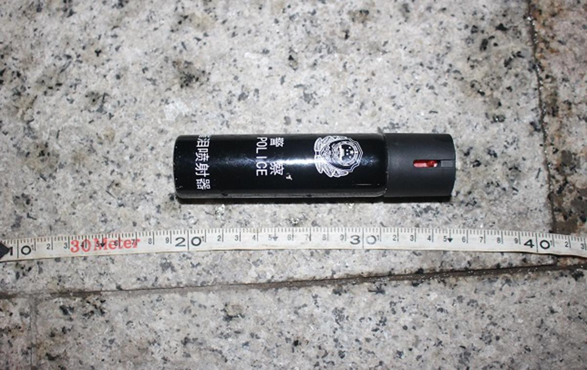 Bình xịt hơi cay Tin dùng để tấn công tổ công tác. Bình xịt hơi cay Tin dùng để tấn công tổ công tác.