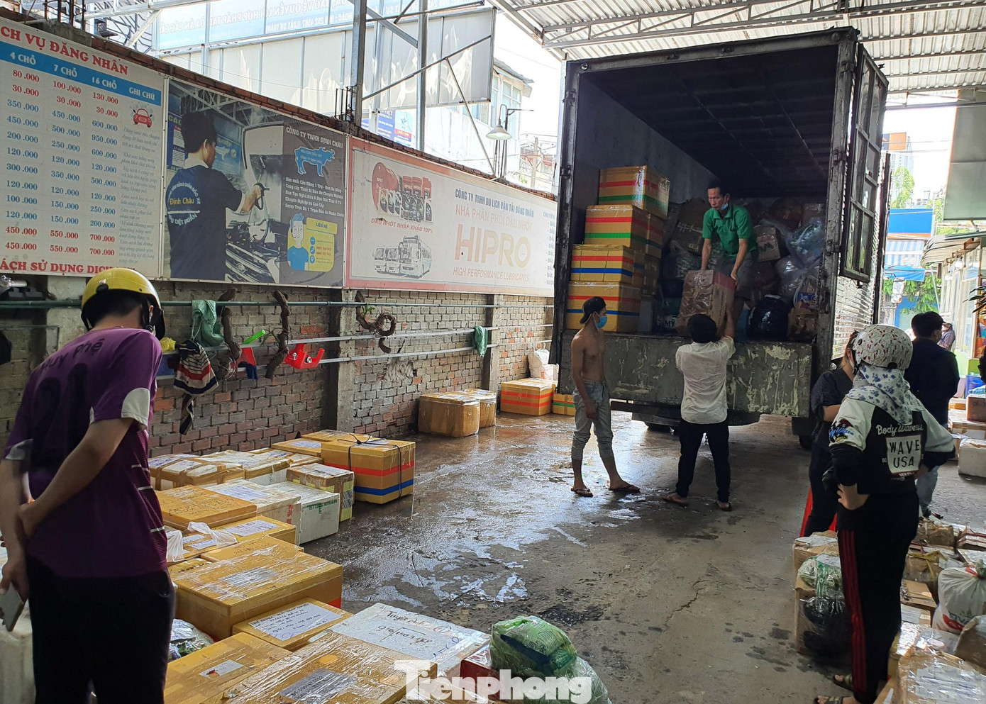 Ghi nhận của phóng viên, trong chiều 22/8, nhiều nhà xe ở quốc lộ 13, quân Bình Thạnh chất hàng hóa kín từ trong nhà ra cửa để người dân dễ tìm kiếm. Ghi nhận của phóng viên, trong chiều 22/8, nhiều nhà xe ở quốc lộ 13, quân Bình Thạnh chất hàng hóa kín từ trong nhà ra cửa để người dân dễ tìm kiếm.