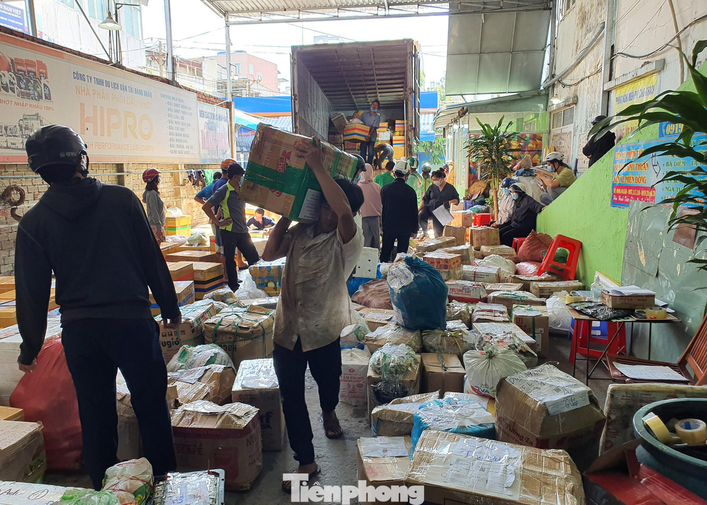 Dịch vụ giao hàng cũng hoạt động hết công suất để phục vụ nhu cầu vận chuyển nhu yếu phẩm trước giờ 'G'. Dịch vụ giao hàng cũng hoạt động hết công suất để phục vụ nhu cầu vận chuyển nhu yếu phẩm trước giờ 'G'.