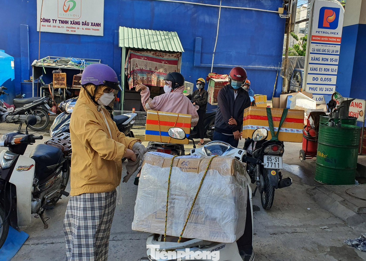Nhận thùng hàng hơn 50kg gồm rau củ, thịt, cá, trái cây từ quê gửi vào, chị Phan Thị Hương (quê Ninh Thuận) cho biết, hai ngày trước, khi nghe tin đồn TPHCM sẽ cấm đi chợ, chị đã gọi điện về nhà nhờ người thân mua thực phẩm gửi vào. Nhận thùng hàng hơn 50kg gồm rau củ, thịt, cá, trái cây từ quê gửi vào, chị Phan Thị Hương (quê Ninh Thuận) cho biết, hai ngày trước, khi nghe tin đồn TPHCM sẽ cấm đi chợ, chị đã gọi điện về nhà nhờ người thân mua thực phẩm gửi vào.