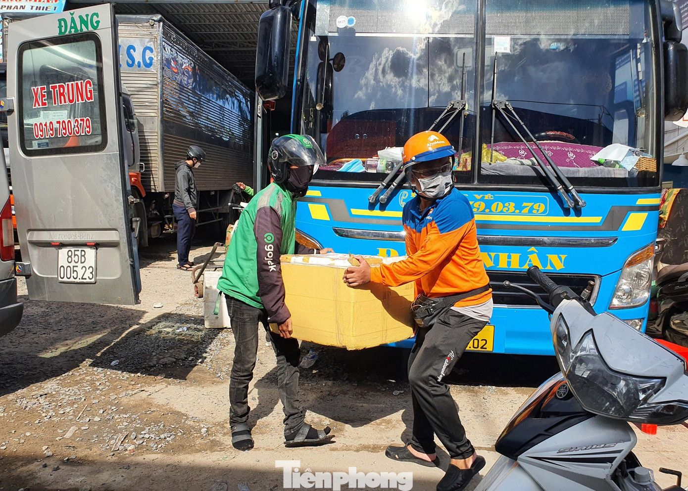 Chiều 21/6, gia đình chị mất nửa ngày để xếp hàng ở bến xe để gửi đồ vào cho chị vì có rất nhiều gia đình cũng gửi hàng vào. Chiều 21/6, gia đình chị mất nửa ngày để xếp hàng ở bến xe để gửi đồ vào cho chị vì có rất nhiều gia đình cũng gửi hàng vào.