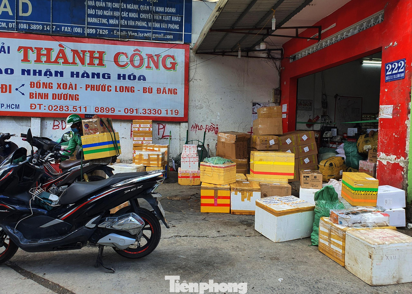 "Với thùng hàng này, gia đình tôi 3 người có thể sử dụng trong vòng 2 tuần nên không có gì lo lắng nữa, yên tâm ở nhà chống dịch rồi", chị Hương chia sẻ. "Với thùng hàng này, gia đình tôi 3 người có thể sử dụng trong vòng 2 tuần nên không có gì lo lắng nữa, yên tâm ở nhà chống dịch rồi", chị Hương chia sẻ.