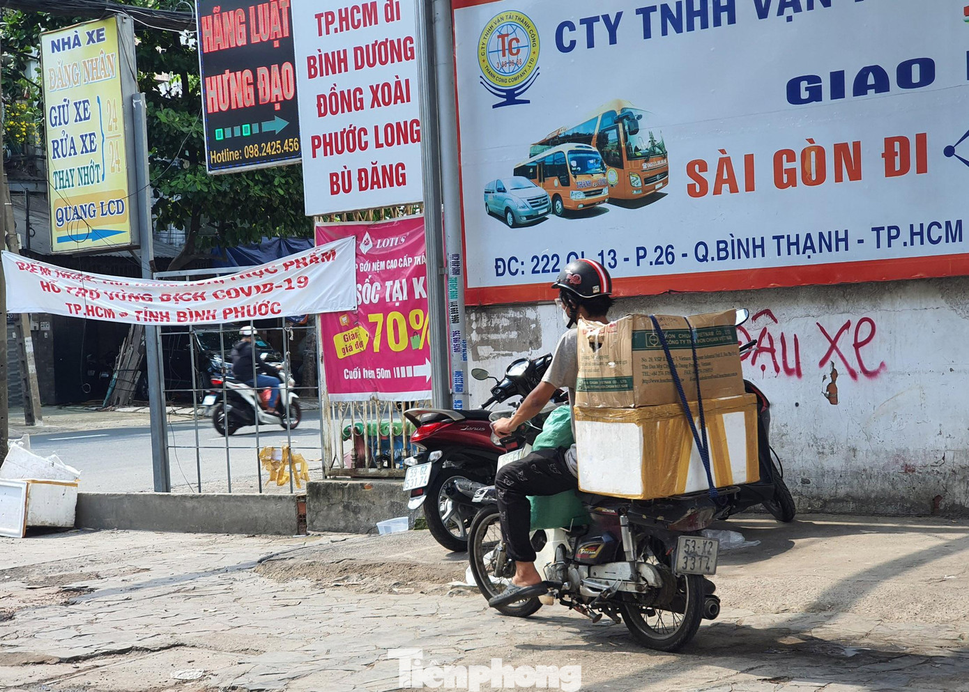 Nhận được thùng nhu yếu phẩm từ quê gửi vào, mọi người nhanh chóng rời đi. Nhận được thùng nhu yếu phẩm từ quê gửi vào, mọi người nhanh chóng rời đi.