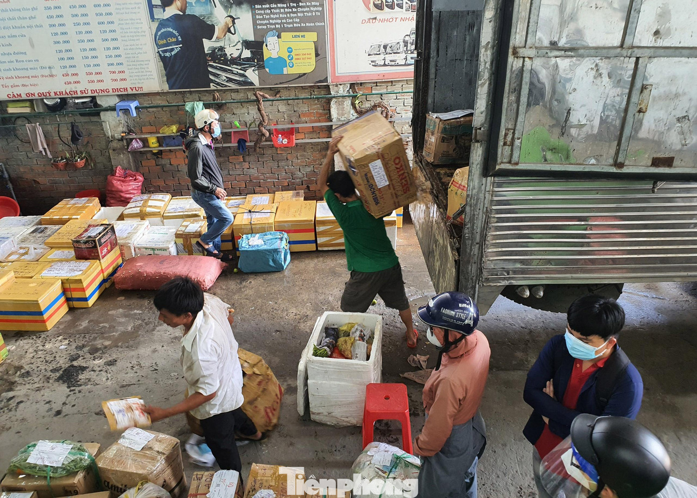 Hai ngày qua, thông tin TPHCM sẽ siết chặt các biện pháp phòng chống dịch bệnh, người dân không được đi chợ khiến nhiều gia đình ở các tỉnh thành có người thân ở TPHCM lo lắng. Hai ngày qua, thông tin TPHCM sẽ siết chặt các biện pháp phòng chống dịch bệnh, người dân không được đi chợ khiến nhiều gia đình ở các tỉnh thành có người thân ở TPHCM lo lắng.