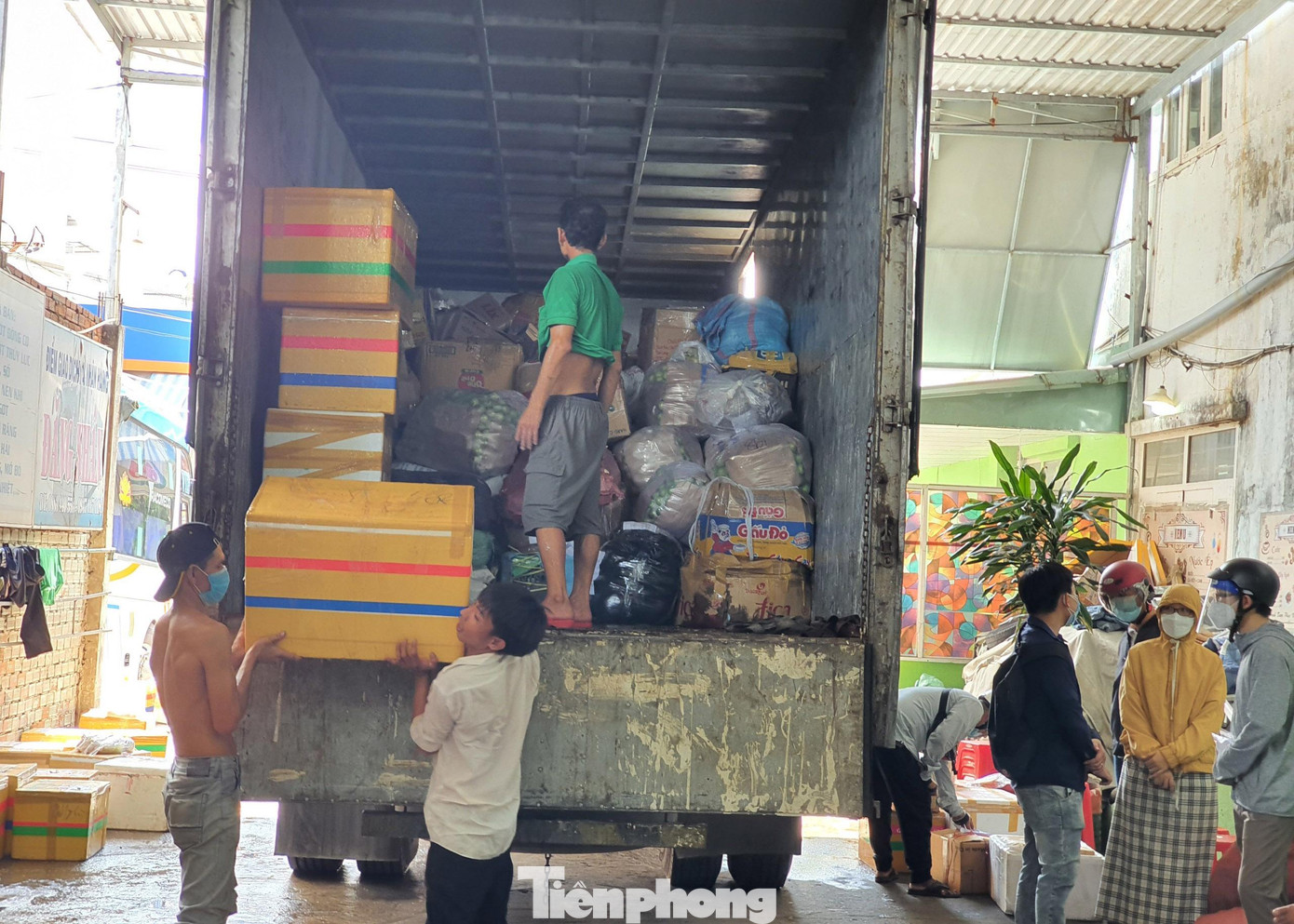 Nhiều gia đình mua thịt, cá, rau củ đóng thùng xốp rồi gửi xe tải vào để người thân tại TPHCM nhận trước giờ cấm người dân TPHCM ra đường. Nhiều gia đình mua thịt, cá, rau củ đóng thùng xốp rồi gửi xe tải vào để người thân tại TPHCM nhận trước giờ cấm người dân TPHCM ra đường.