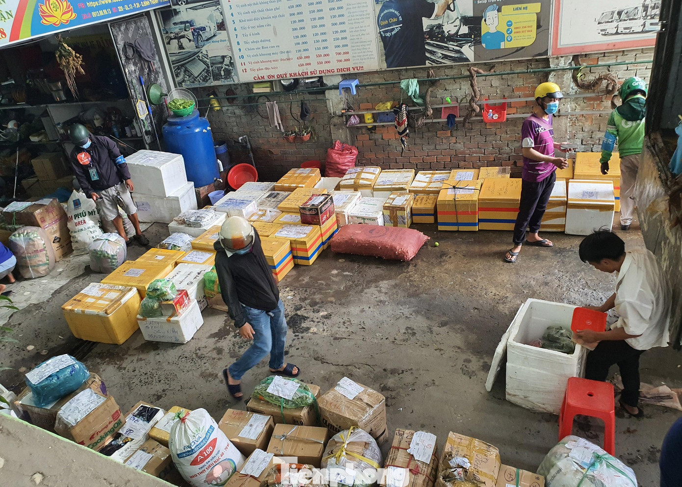 Ghi nhận của phóng viên, để kịp thời trả hàng cho người dân trước thời điểm 18h, các nhà xe hối hả bốc dỡ hàng từ xe tải và liên tục gọi shipper đến để giao hàng. Ghi nhận của phóng viên, để kịp thời trả hàng cho người dân trước thời điểm 18h, các nhà xe hối hả bốc dỡ hàng từ xe tải và liên tục gọi shipper đến để giao hàng.