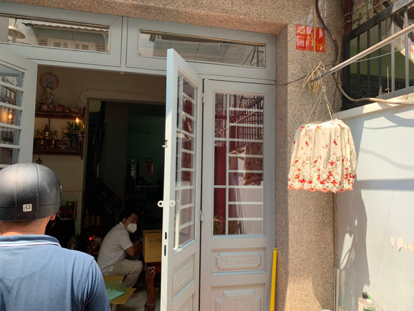 Lực lượng chức năng khám xét, làm việc với các đối tượng liên quan.