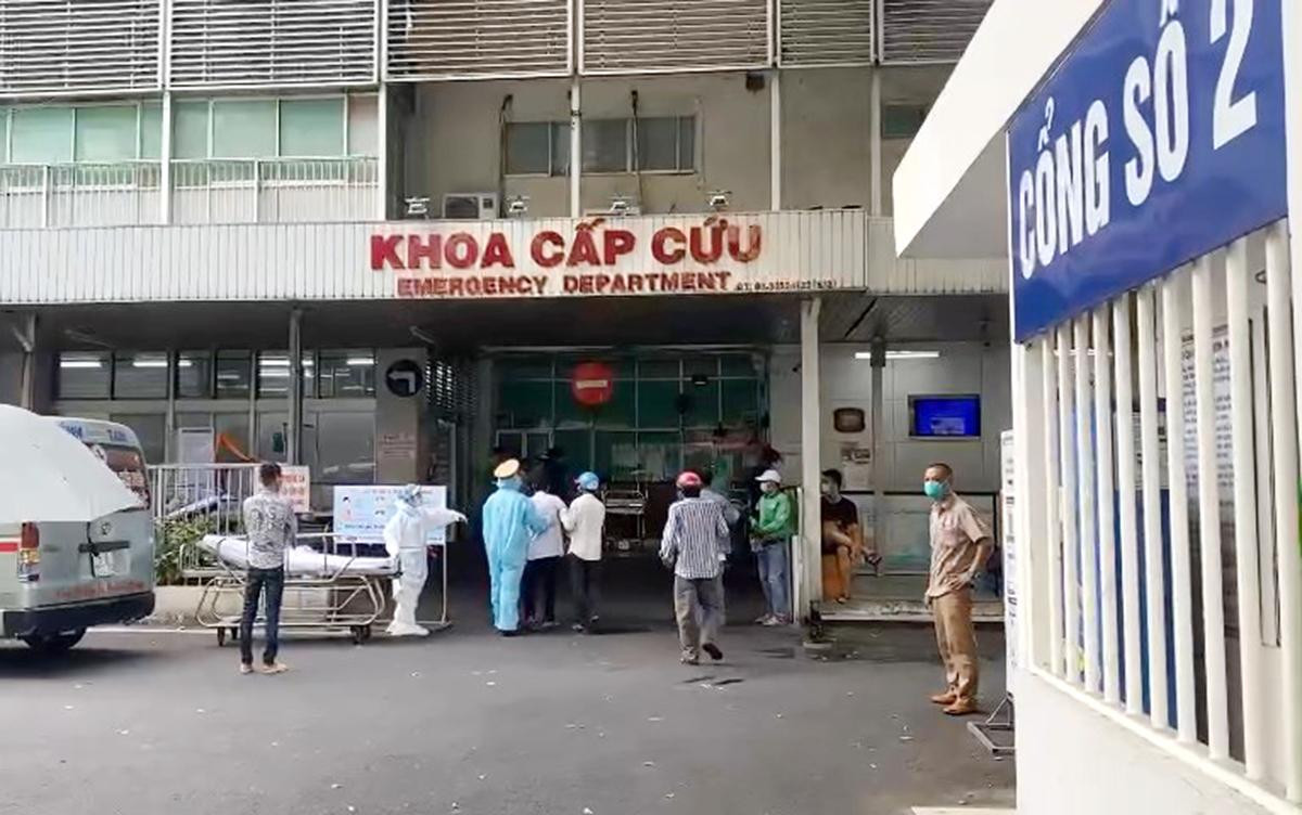 Ông G. được CSGT đưa đến Bệnh viện Chợ Rẫy cấp cứu.