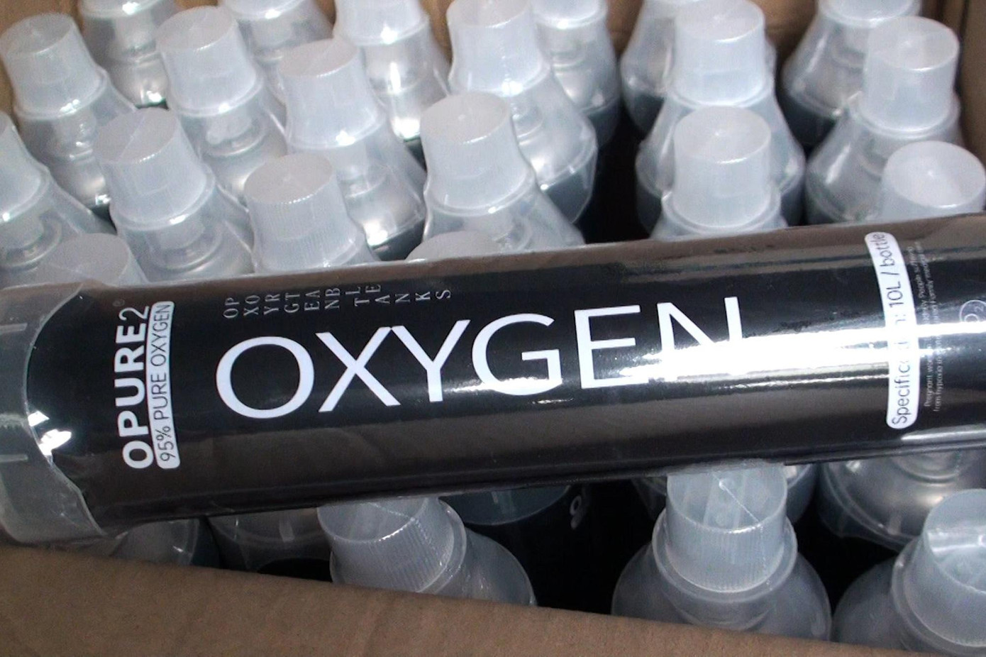 Hàng nghìn chai đựng oxy trong container. Hàng nghìn chai đựng oxy trong container.