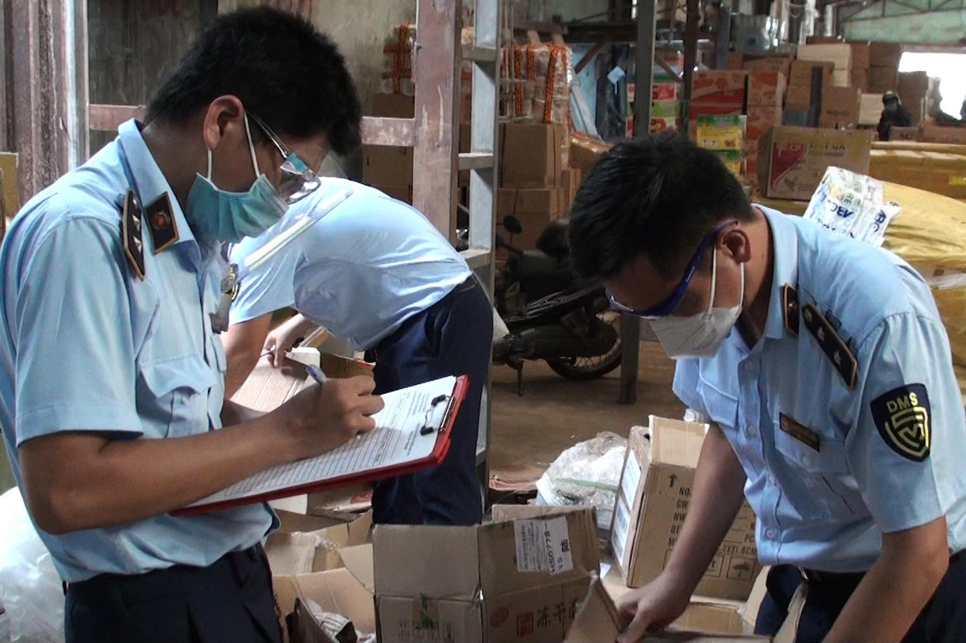 Lực lượng chức năng lập biên bản xử lý vụ việc. Lực lượng chức năng lập biên bản xử lý vụ việc.