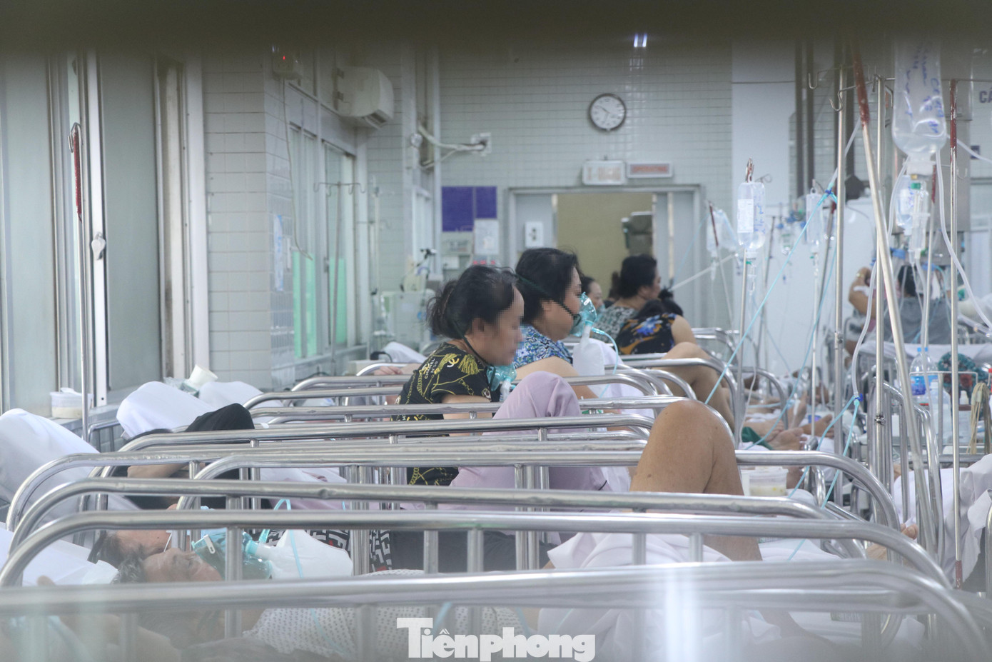 Sau đó, họ lại gác nỗi buồn, quên sự mệt nhọc để trở lại với những bệnh nhân khác đang cần sự giúp đỡ. "Trách nhiệm không cho phép chúng tôi nản nòng, chùng bước, vì còn hàng trăm bệnh nhân khác cần sự tỉnh táo của chúng tôi", bác sĩ Phạm Trần Chí chia sẻ. Sau đó, họ lại gác nỗi buồn, quên sự mệt nhọc để trở lại với những bệnh nhân khác đang cần sự giúp đỡ. "Trách nhiệm không cho phép chúng tôi nản nòng, chùng bước, vì còn hàng trăm bệnh nhân khác cần sự tỉnh táo của chúng tôi", bác sĩ Phạm Trần Chí chia sẻ.