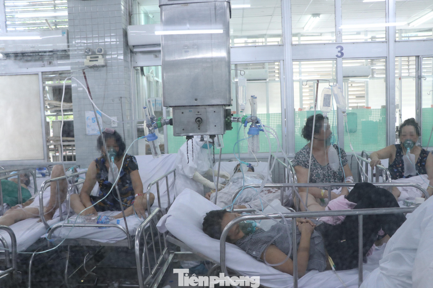 Lượng ca bệnh nặng tăng cao tạo áp lực rất lớn lên các bệnh viện, đặc biệt là bệnh viện tuyến cuối điều trị COVID-19. Lượng ca bệnh nặng tăng cao tạo áp lực rất lớn lên các bệnh viện, đặc biệt là bệnh viện tuyến cuối điều trị COVID-19.