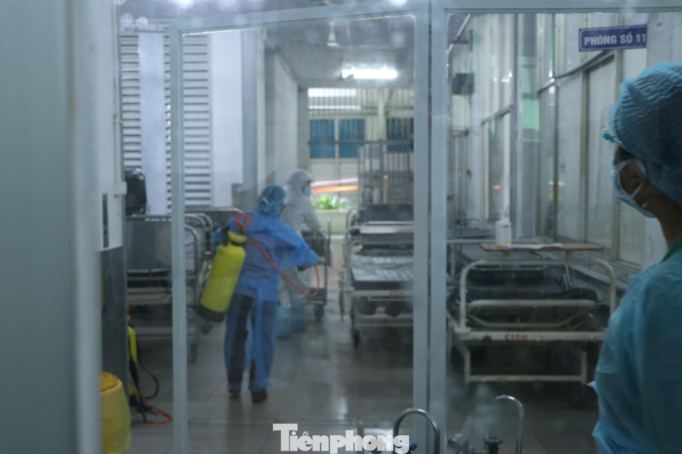 Dù đau đớn nhưng họ phải kìm nén cảm xúc, lặng lẽ đứng nhìn theo chiếc băng ca chở thi thể bệnh nhân đi xa dần. Dù đau đớn nhưng họ phải kìm nén cảm xúc, lặng lẽ đứng nhìn theo chiếc băng ca chở thi thể bệnh nhân đi xa dần.