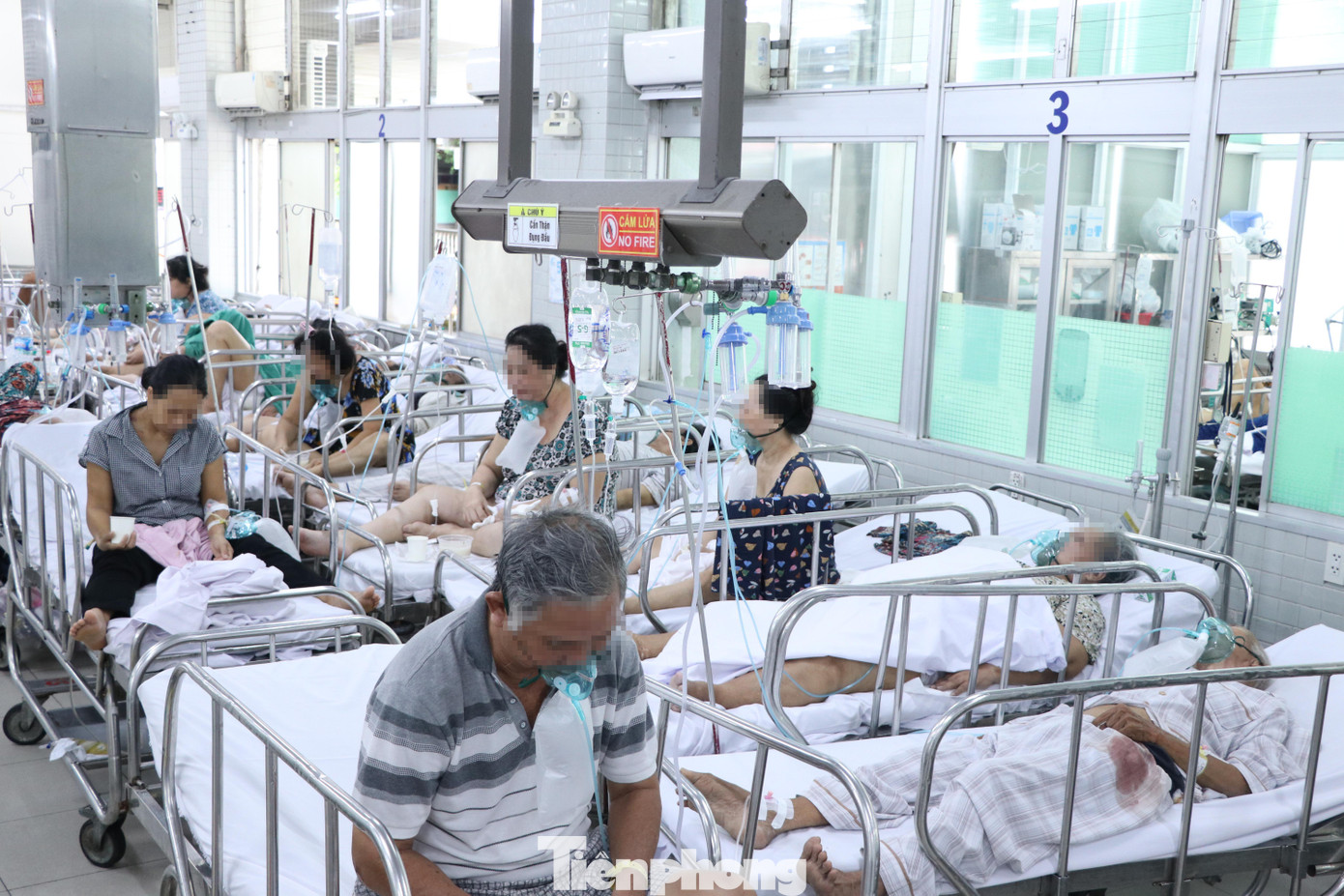 Đến ngày 2/8, TPHCM có 97.076 trường hợp mắc COVID-19 được Bộ Y tế công bố. Các bệnh viện trên địa bàn hiện đang điều trị cho 34.438 bệnh nhân dương tính, trong đó có 924 bệnh nhân nặng đang thở máy và 8 bệnh nhân can thiệp ECMO. Đến ngày 2/8, TPHCM có 97.076 trường hợp mắc COVID-19 được Bộ Y tế công bố. Các bệnh viện trên địa bàn hiện đang điều trị cho 34.438 bệnh nhân dương tính, trong đó có 924 bệnh nhân nặng đang thở máy và 8 bệnh nhân can thiệp ECMO.