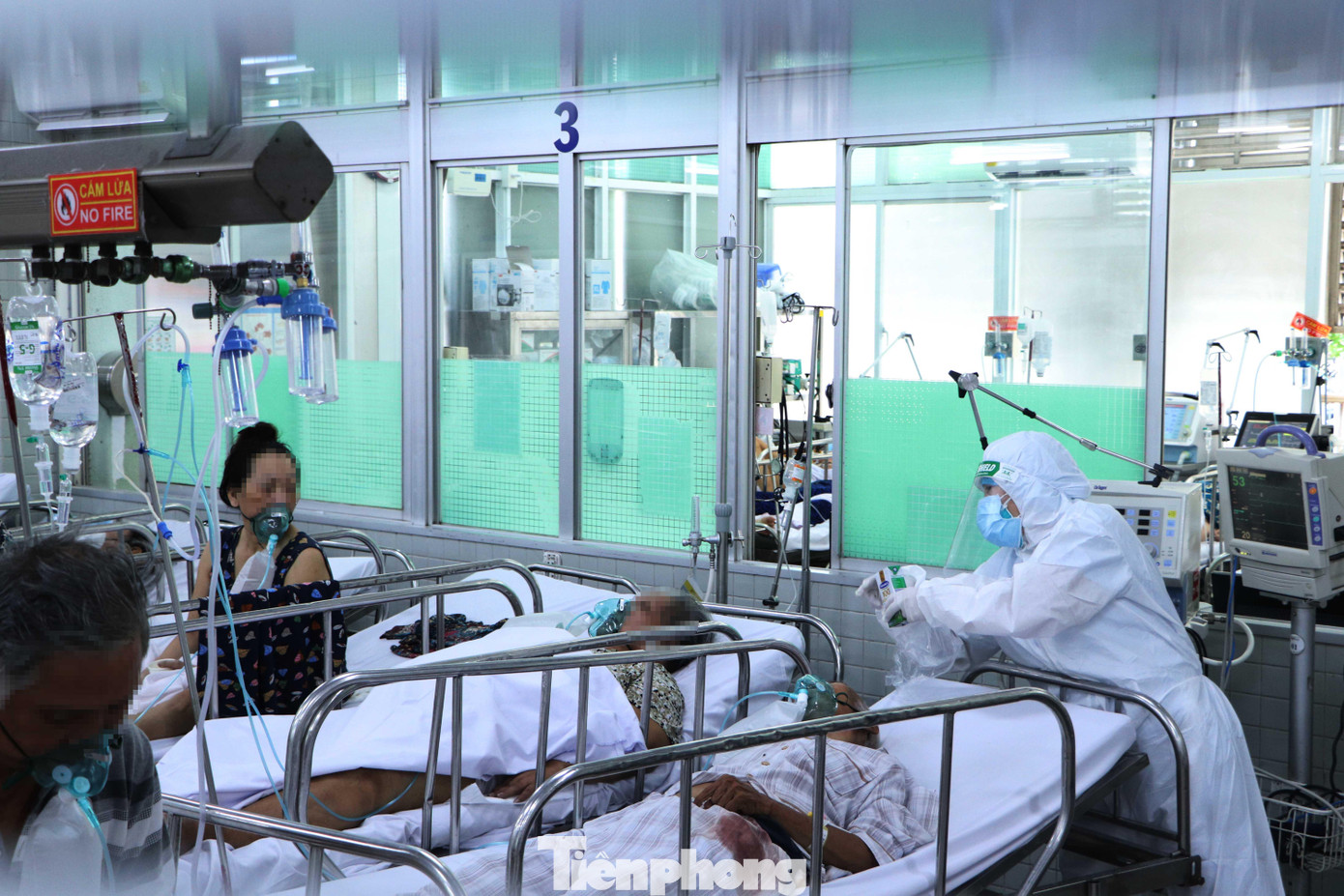 "Có bệnh nhân đang nói chuyện bình thường, đang ăn cháo mà sặc cái là lên cơn khó thở, suy hô hấp, tử vong trước mắt mình luôn. Những lúc như vậy dù rất đau đớn nhưng mình phải tự kiểm soát cảm xúc để cứu chữa các bệnh nhân khác", bác sĩ Chí chia sẻ. "Có bệnh nhân đang nói chuyện bình thường, đang ăn cháo mà sặc cái là lên cơn khó thở, suy hô hấp, tử vong trước mắt mình luôn. Những lúc như vậy dù rất đau đớn nhưng mình phải tự kiểm soát cảm xúc để cứu chữa các bệnh nhân khác", bác sĩ Chí chia sẻ.