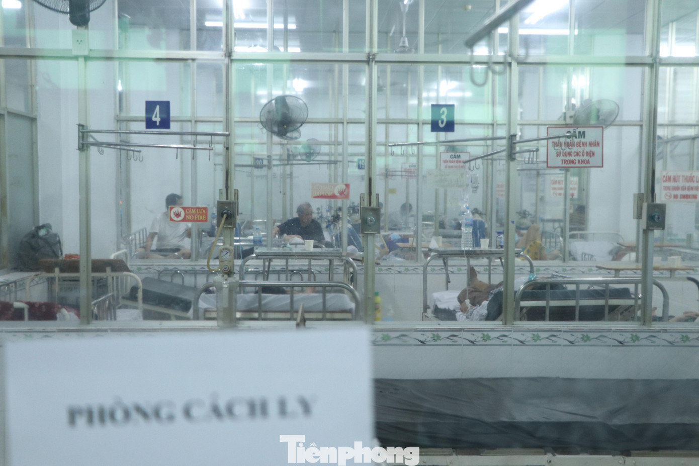 Mỗi khi có bệnh nhân cấp cứu nhập viện, ê kíp trực lại tất bật chạy đua với thời gian, tìm mọi cách để giành giật sự sống cho bệnh nhân dù chỉ còn một tia hy vọng nhỏ nhoi. Mỗi khi có bệnh nhân cấp cứu nhập viện, ê kíp trực lại tất bật chạy đua với thời gian, tìm mọi cách để giành giật sự sống cho bệnh nhân dù chỉ còn một tia hy vọng nhỏ nhoi.