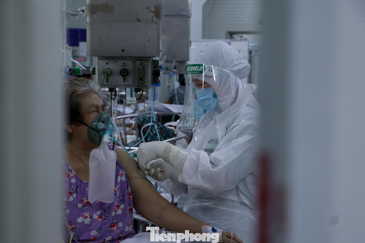 Tại Bệnh viện Chợ Rẫy, trung bình mỗi ngày có khoảng 400 bệnh nhân COVID-19 nặng, rất nặng và nguy kịch. Trong đó, khoa Cấp cứu tiếp nhận trung bình khoảng 100 bệnh nhân mỗi ngày. Tại Bệnh viện Chợ Rẫy, trung bình mỗi ngày có khoảng 400 bệnh nhân COVID-19 nặng, rất nặng và nguy kịch. Trong đó, khoa Cấp cứu tiếp nhận trung bình khoảng 100 bệnh nhân mỗi ngày.