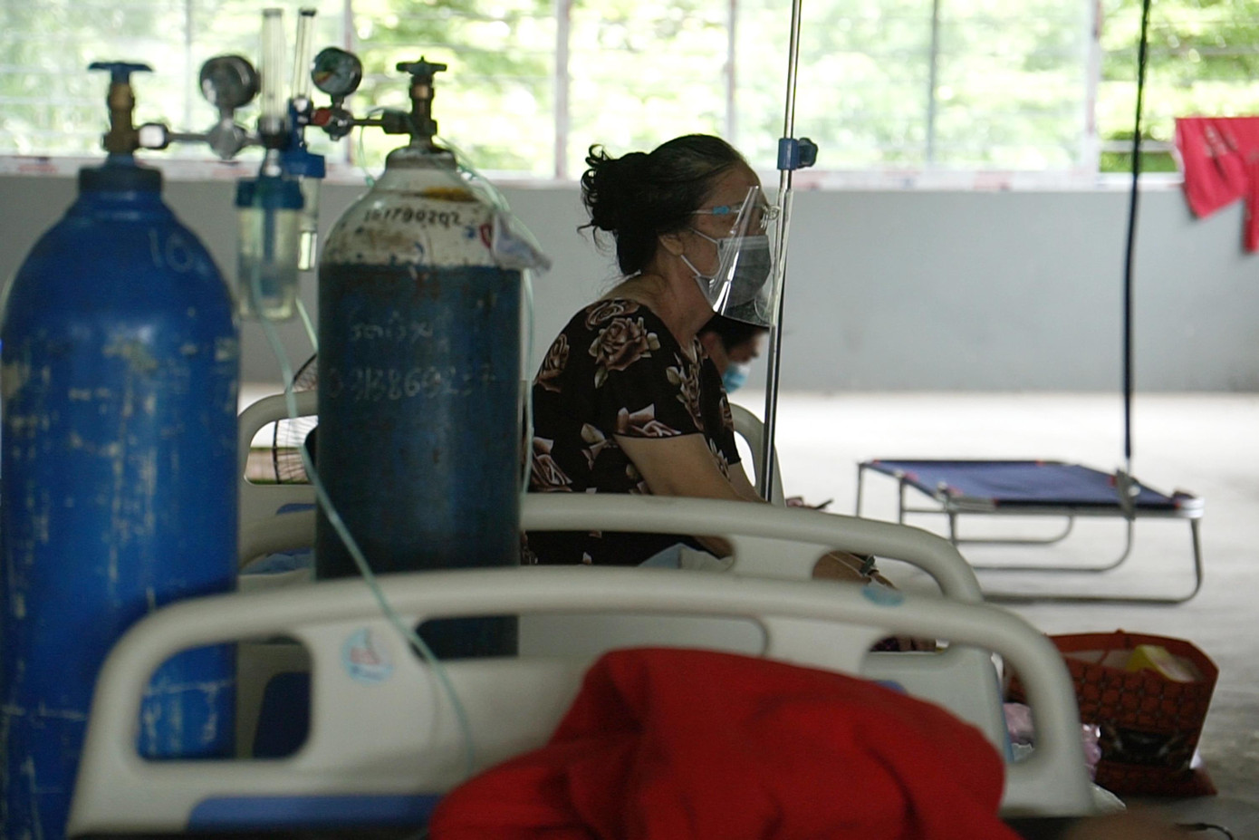 Lượng bệnh nhân nặng, nguy kịch tăng cao khiến các bệnh viện tuyến cuối điều trị COVID-19 rơi vào tình trạng quá tải.