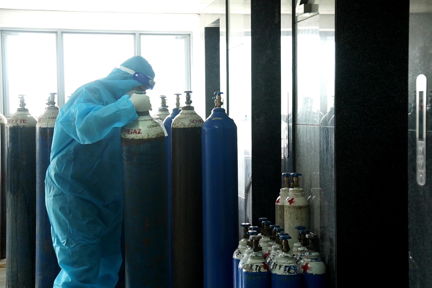 "Bệnh viện nhận nhiệm sở từ ngày 19/7, khi đó ở đây chỉ là tòa chung cư bình thường, không có thiết kế gì về y tế hay bệnh viện. Trong vòng 8 tiếng đồng hồ, với 30 người nhân viên y tế, bệnh viện thiết kế khu Hồi sức cấp cứu với 30 giường cố định và 10 giường di động, cử nhân Nguyễn Hữu Lộc nói.