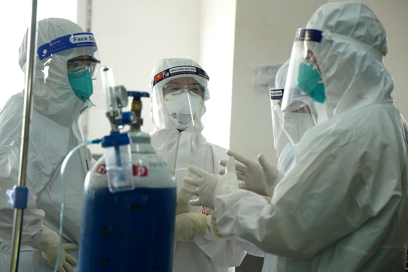 TS.BS CKII Nguyễn Thanh Vinh, Giám đốc Bệnh viện Dã chiến số 10 cho biết, theo kế hoạch ban đầu, bệnh viện chủ yếu nhận các bệnh nhân có triệu chứng nhẹ hoặc những ca nhiễm không triệu chứng.