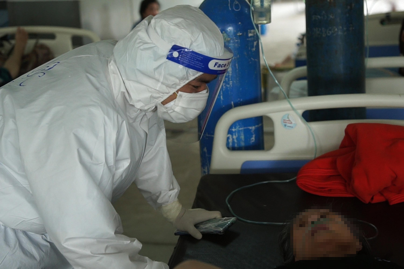 Do đó, ban giám đốc bệnh viện đã thiết lập nhanh phòng cấp cứu ngay tại tầng hầm để xe của chung cư, lực lượng y bác sĩ có tay nghề cao được điều đến để túc trực tại đây.