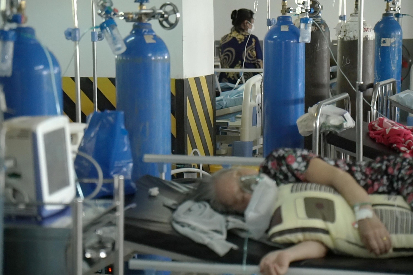 Tuy nhiên khi số lượng bệnh nhân cách ly điều trị tăng cao, kéo theo các ca trở nặng tăng lên bệnh viện xác định phải điều trị cấp cứu thật tốt trước khi chuyển lên các bệnh viện tuyến trên.