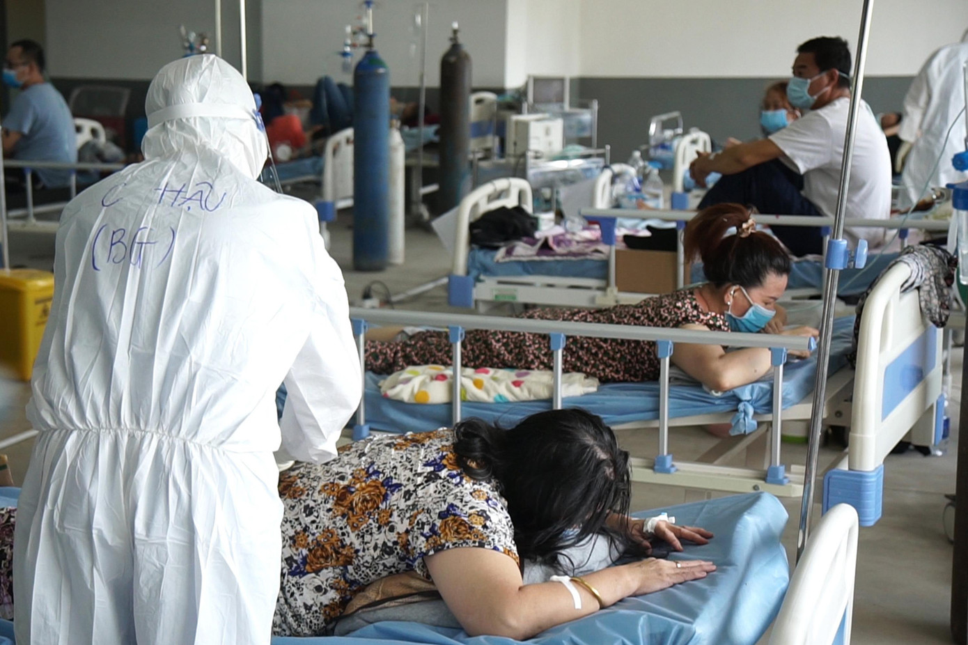 Trước tình hình đó, để ngăn tình trạng bệnh nhân trở nặng, giảm thiểu nguy cơ tử vong, Bệnh viện Dã chiến thu dung điều trị COVID-19 số 10 đã tận dụng tầng hầm để xe của tòa chung cư làm phòng cấp cứu hồi sức và trang bị nhiều máy móc, thiết bị hiện đại.