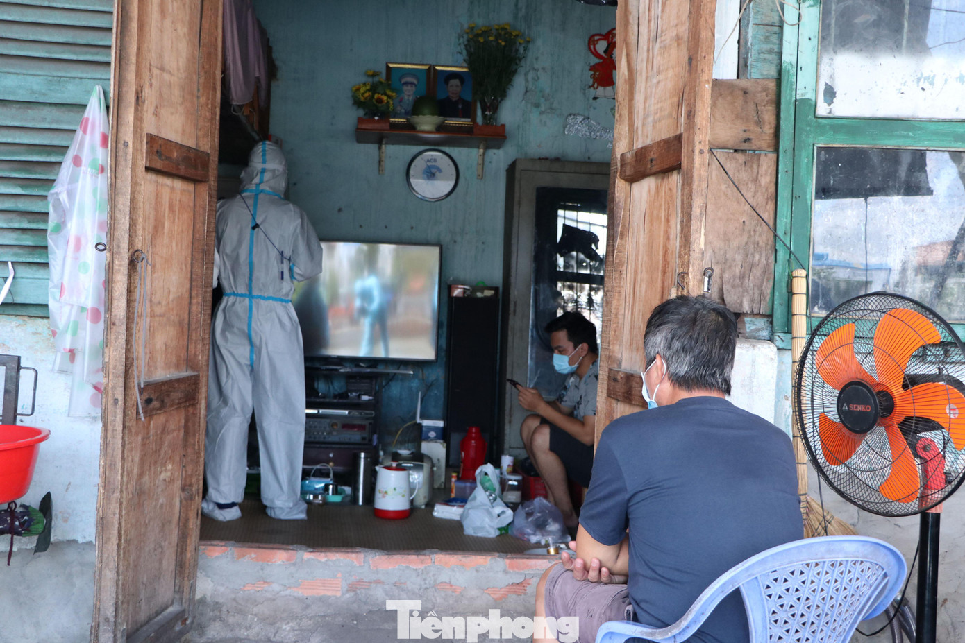 "Đây là những anh chị em 'sáp lá cà', liều mình lao đến các ngõ hẻm để cấp cứu F0, tư vấn, giúp bệnh nhân đỡ hoang mang trong lúc dịch bệnh căng thẳng", TS.BS Võ Hoàng Nhân chia sẻ. "Đây là những anh chị em 'sáp lá cà', liều mình lao đến các ngõ hẻm để cấp cứu F0, tư vấn, giúp bệnh nhân đỡ hoang mang trong lúc dịch bệnh căng thẳng", TS.BS Võ Hoàng Nhân chia sẻ.