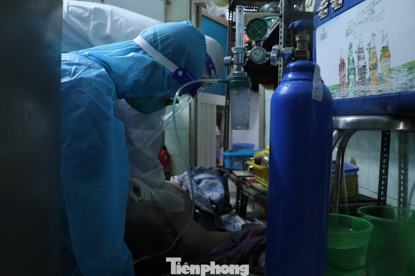 Các thành viên tổ cấp cứu F0 tại nhà đang chịu rất nhiều áp lực, thậm chí hơn cả các cơ sở y tế điều trị bệnh nhân COVID-19 vì số lượng F0 cộng đồng cao trong khi các đội taxi cấp cứu thường 'tay không bắt giặc'. Các thành viên tổ cấp cứu F0 tại nhà đang chịu rất nhiều áp lực, thậm chí hơn cả các cơ sở y tế điều trị bệnh nhân COVID-19 vì số lượng F0 cộng đồng cao trong khi các đội taxi cấp cứu thường 'tay không bắt giặc'.