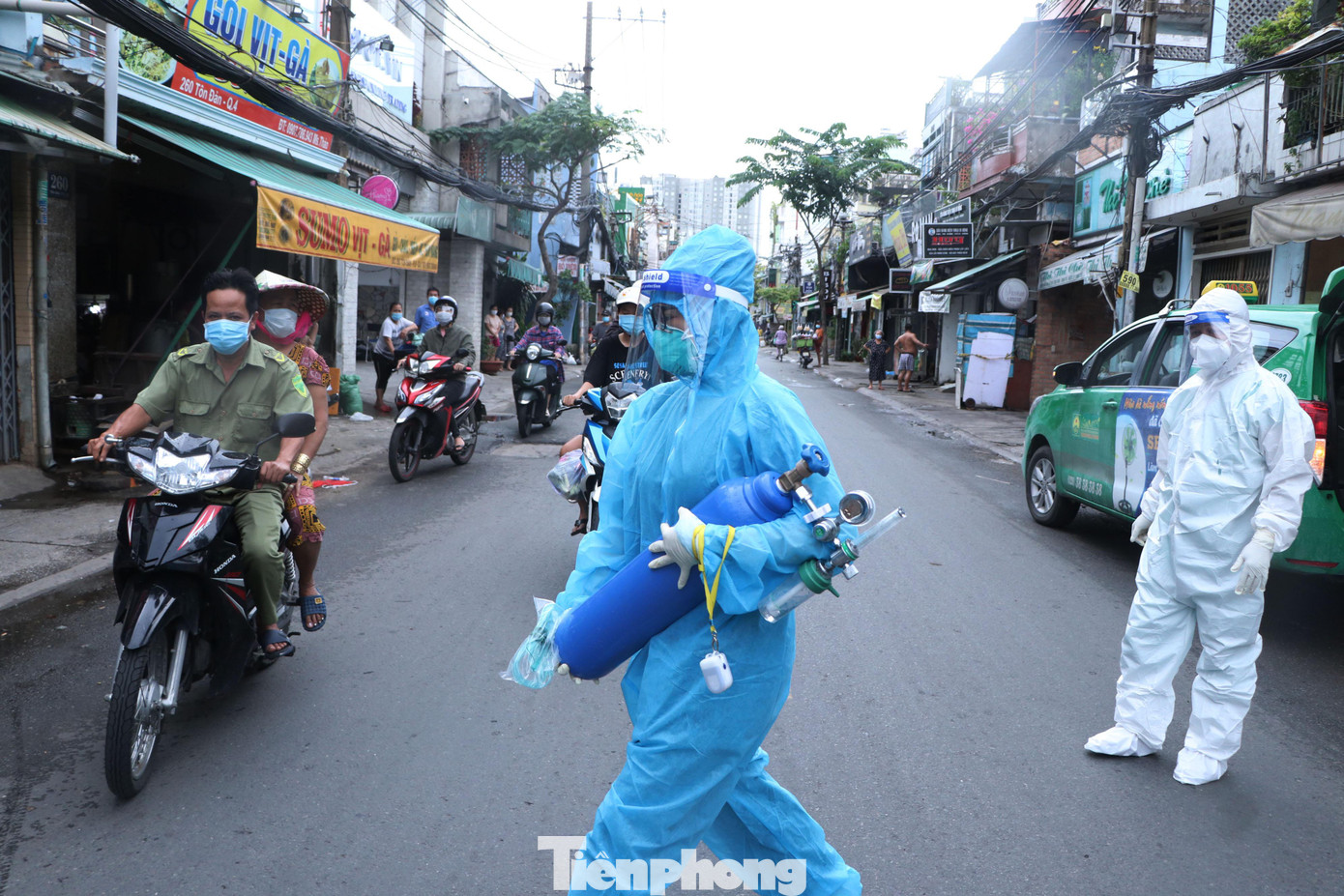Hàng ngày, đội chia thành nhiều tổ khác nhau để đến tận nhà bệnh nhân cấp cứu tại chỗ, chuyển viện cho những bệnh nhân nặng cần can thiệp chuyên sâu. Hàng ngày, đội chia thành nhiều tổ khác nhau để đến tận nhà bệnh nhân cấp cứu tại chỗ, chuyển viện cho những bệnh nhân nặng cần can thiệp chuyên sâu.