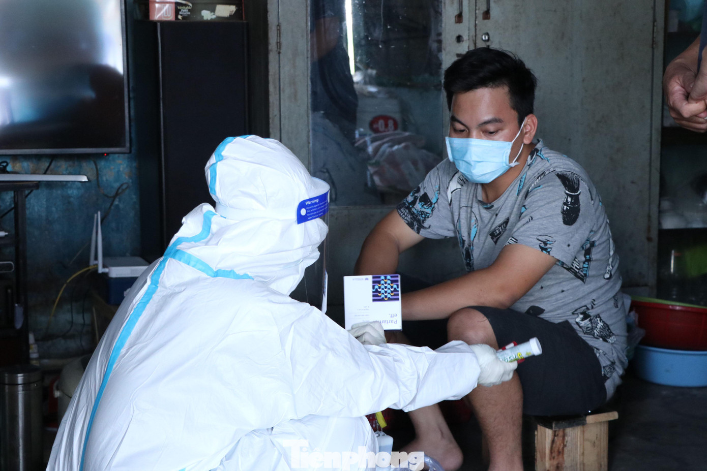 Hết ca này đến ca khác, các thành viên trong tổ taxi cấp cứu tại quận 4 liên tục từ phường này qua phường khác, cấp cứu, tư vấn và cấp thuốc điều trị cho F0 tại nhà. Hết ca này đến ca khác, các thành viên trong tổ taxi cấp cứu tại quận 4 liên tục từ phường này qua phường khác, cấp cứu, tư vấn và cấp thuốc điều trị cho F0 tại nhà.