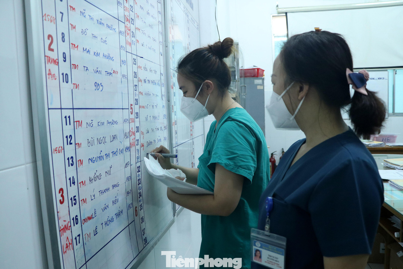 Từ khi dịch bùng phát đến nay, có những nhân viên y tế khoa Bệnh Nhiệt đới đã trực chiến tại bệnh viện gần 3 tháng nhưng vẫn chưa có người thay thế.