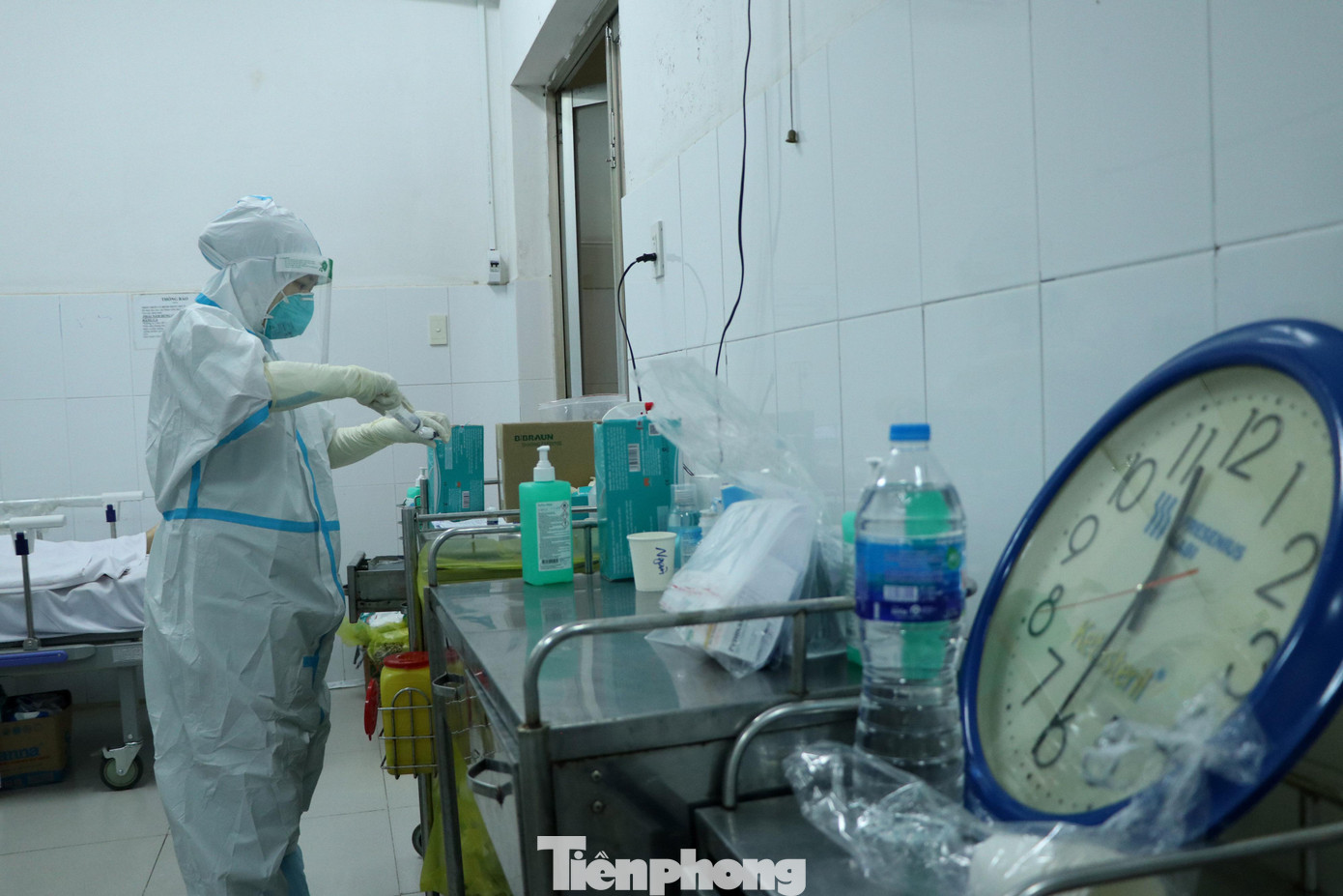 Các điều dưỡng, bác sĩ bước vào ca trực đêm từ 21 giờ tới 7 giờ sáng hôm sau với một khối lượng công việc khổng lồ từ chăm sóc, điều trị đến tiếp nhận bệnh, hỗ trợ hô hấp cho các bệnh nhân.