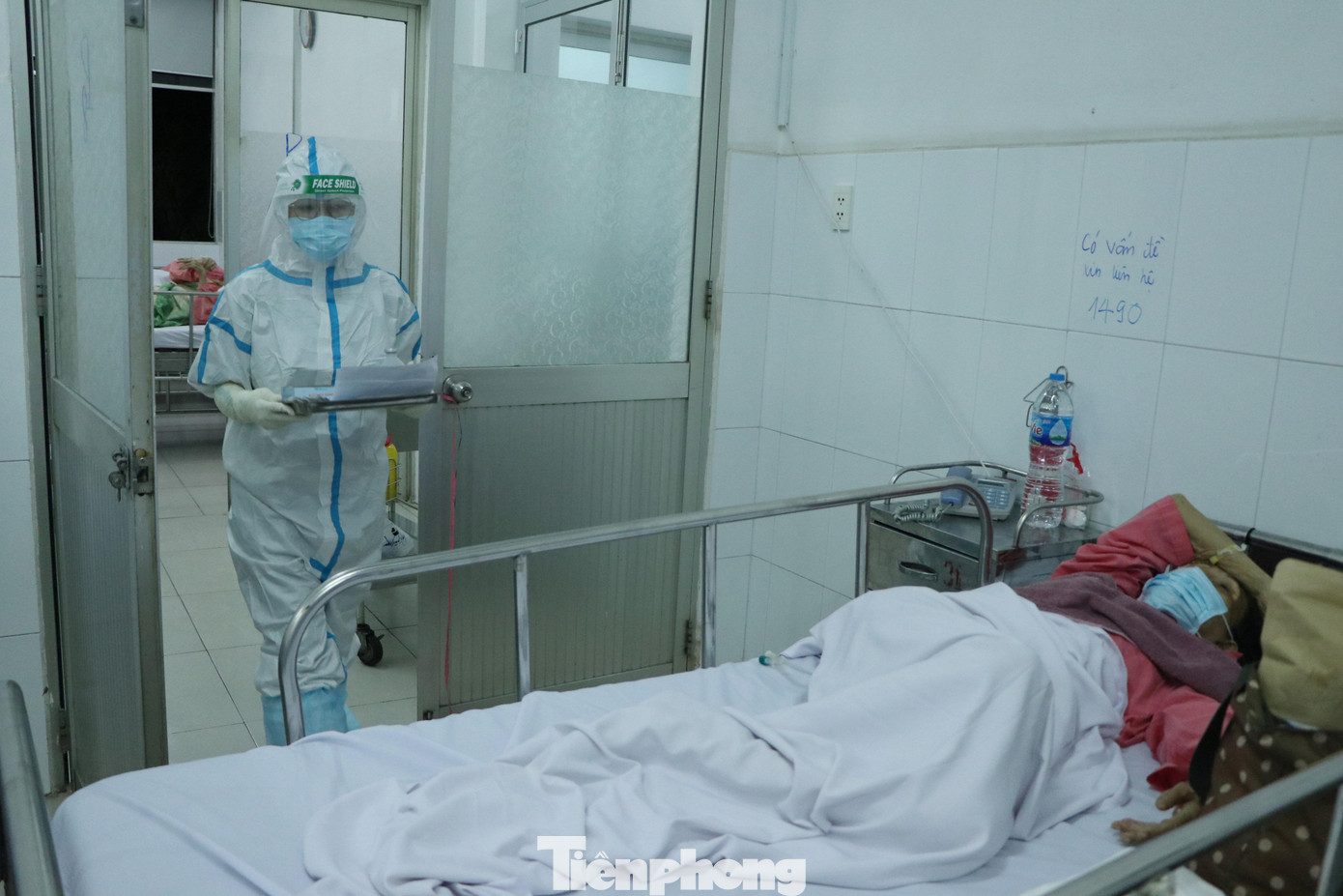 Dù mệt mỏi, nóng bức khi phải mang bộ đồ bảo hộ cấp 4 nhưng khi gặp bệnh nhân, điều dưỡng Mai luôn ân cần thăm hỏi, động viên tinh thần các bệnh nhân.