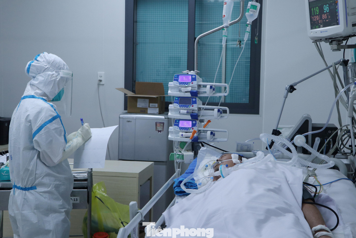 Số lượng bệnh nhân mắc mới liên tục tăng cao kéo theo lượng bệnh nhân nặng cũng tăng, gây áp lực lớn lên hệ thống điều trị ở TPHCM.