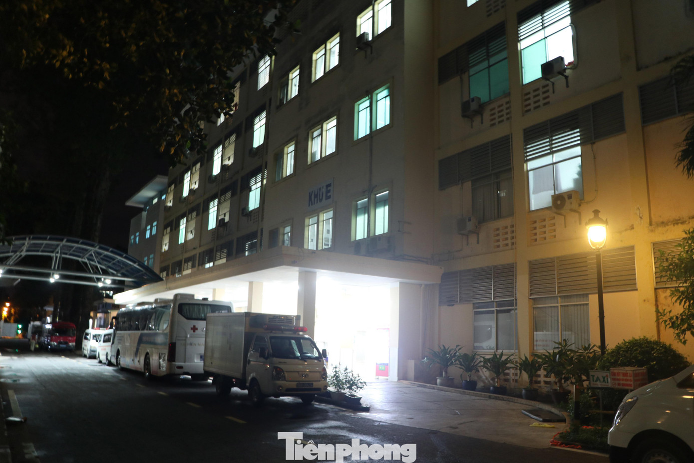 Theo TS.BS Lê Quốc Hùng – Trưởng khoa Bệnh nhiệt đới Bệnh viện Chợ Rẫy, hiện tại Bệnh viện Chợ Rẫy tiếp nhận và điều trị cho khoảng 400 bệnh nhân mắc COVID-19 mỗi ngày. các bệnh nhân được phân bổ tại khu cách ly khoa Cấp cứu, khoa Hồi sức cấp cứu khu D (cho những bệnh nhân nguy kịch cần hỗ trợ ECMO) và nhiều nhất là tại 3 tầng cách ly ở khu E do khoa Bệnh nhiệt đới quản lý.