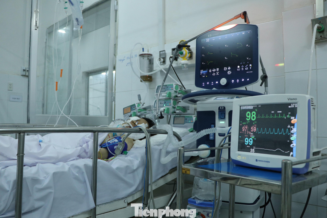 Khu điều trị bệnh nhân COVID-19 tại Khoa Bệnh Nhiệt đới có 3 tầng, tùy tình trạng của bệnh nhân, các bác sĩ sắp xếp ở tầng có bố trí máy trợ thở, máy lọc máu với bệnh nhân nặng, nguy kịch hoặc tầng hỗ trợ thở oxy với bệnh nhân vừa.