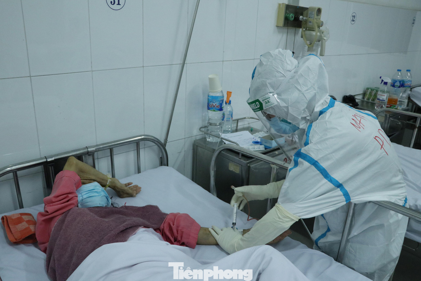 &quot;Bệnh nhân nặng họ đang có tâm lý hết sức nặng nề, mình phải lựa lời động viên, quan tâm thăm hỏi thường xuyên để giải tỏa áp lực, giúp bệnh nhân lạc quan hơn mới hy vọng mau khỏi bệnh được&quot; - điều dưỡng Mai chia sẻ.