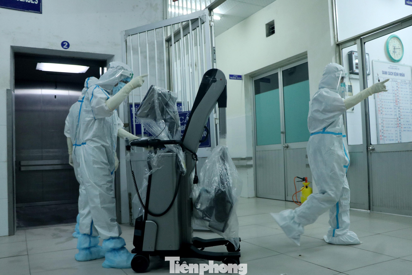 Với những khu vực không có đủ máy móc thiết bị y tế, khi cần chụp X.Quang hay kiểm tra sức khỏe cho bệnh nhân, đội ngũ nhân viên y tế phải di chuyển máy từ các nơi khác đến.